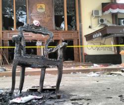 Puing Demokrasi, Gedung DPRD Kabupaten Cirebon Porak-poranda Usai Demo Ricuh