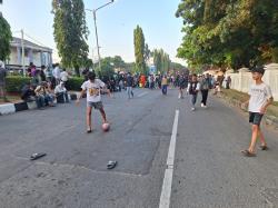 Unik! Warga Bermain Bola di Tengah Aksi Demo DPRD Karawang, Aksi Berjalan Tertib