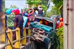 Isuzu Panther Tabrak Pembatas Jembatan di Jalan Raya Bojonegoro, 1 Korban Tewas