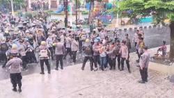 Demo Ricuh di Depan DPRD Binjai: Massa Lempari Polisi, 7 Orang Diamankan