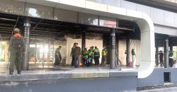 Wagub Rano Karno dan Driver Ojol Kompak Bersihkan Halte Senen yang Dibakar Massa