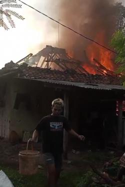 Ditinggal Berdagang Pisang di Pasar, Rumah Warga di Purwakarta Ludes Terbakar