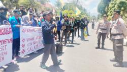Puluhan Mahasiswa Geruduk Polres Barru, Minta Tanggung Jawab Tewasnya Driver Ojol