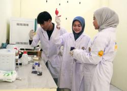 Dari Eceng Gondok Jadi Inovasi, Riset Mahasiswi Bojonegoro Dipublikasikan Nasional