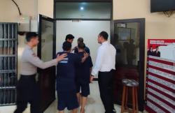 Bobol Richeese Factory Kuningan, Pencuri Digelandang Polisi