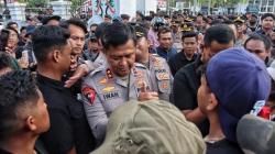 Kapolda Kalteng Ikut Mengawal Unjuk Rasa Damai di DPRD ‎