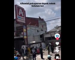 Bangunan Depan Alfamidi Pekapuran Depok Roboh Diterjang Angin, Banyak Motor Terguling