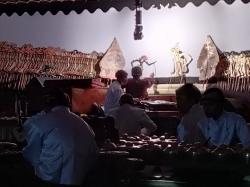 Serunya Nonton Wayang Kulit di Kampus Merah Putih, Mahasiswa Hingga Warga Turut Memeriahkan