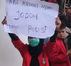 Mahasiswi Bawa Poster Unik Saat Aksi, Cari Jodoh Harus Polisi