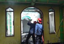 Atap Dua Masjid di Pondok Alang Alang Kumitir Darul Taubah Ngrandah Toroh Terbakar, Ini Penyebabnya