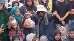 Viral! Sosok Hj. Eliana Jadi Penyejuk di Tengah Panasnya Demo Mahasiswa dan Ojol Bukittinggi