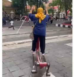 Viral! Emak-Emak Cuek Asyik Olahraga Pakai Elliptical Machine saat Demo Rusuh di Purwodadi