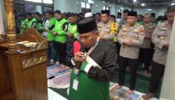 Polisi dan Driver Ojol Shalat Ghaib untuk Affan Kurniawan dan Korban Kerusuhan di Makassar