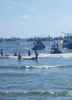 Gelombang Pasang Hantam Pesisir Pantai Pandean, Empat Kapal Nelayan Rusak