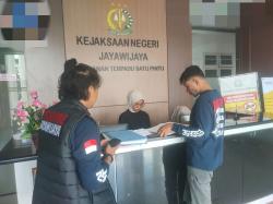 Satgas Damai Cartenz Serahkan Dua Tersangka Kasus Senjata Api Rakitan ke Kejari Jayawijaya