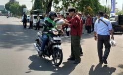 Mahasiswa UMS Turun ke Jalan, Bagikan 500 Paket Sembako dan Sayuran Segar