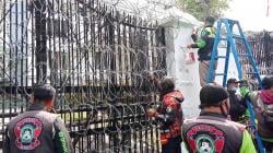 Ratusan Ojol Bandung Kompak Bersihkan DPRD Jabar Pasca Demo Ricuh