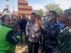 Driver Ojol Cirebon Gelar Aksi Damai, Bagikan Bunga Mawar ke Aparat