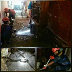 Ular Piton Sepanjang 4 Meter Bersembunyi di Gudang Rumah Warga Palangka Raya, Dievakuasi Tim Damkar