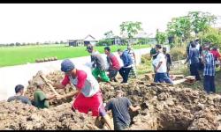 Isak Tangis Iringi Pemakaman Satu Keluarga yang Tewas di Indramayu, Dimakamkan Berdampingan