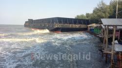Kapal Tongkang Hantam Warung di Pantai Muarareja Kota Tegal