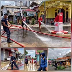 Petugas Damkar Barito Selatan Semprot Jalanan untuk Kurangi Debu dan Ciptakan Lingkungan Bersih