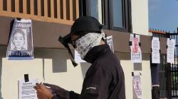 Poster Tuntutan Massa Demo di DPRD Bojonegoro Dibredel Saat Aksi Belum Usai