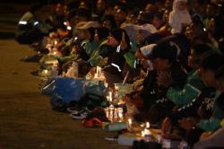 Penuh Haru, Ojol dan Warga Batam Nyalakan Lilin untuk Affan & Rusdamiansyah