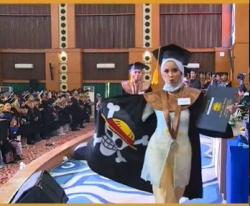 Viral! Mahasiswi Kibarkan Bendera One Piece saat Wisuda, Aksinya Tuai Pujian Netizen