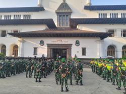 355 Personel TNI AD Siaga Amankan Aksi Demontrasi di Gedung Sate