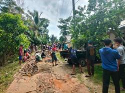 Luput Perhatian Pemerintah, Masyarakat Kampung Cipunaga Desa Cihara Perbaiki Jalan Secara Swadaya
