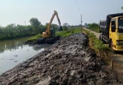Sungai Cileles Dikeruk, Warga Gunung Sari Terbebas Banjir