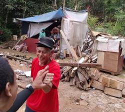 Tangis Ibu Tuti Pecah, Rumah Reyotnya Rata Tanah Dibangun Ulang oleh Gopar Hendra Gunawan
