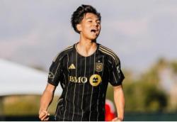 Suntikan Tenaga Baru, Adrian Wibowo Gabung Timnas Indonesia, Kluivert Beri Sambutan di Surabaya