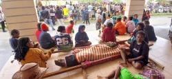 Bawa Jenazah Viktor Bernadus Dell ke Mapolres, Warga Yahukimo Tuntut Keadilan