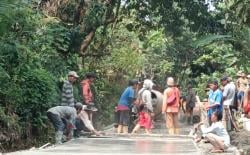 Jalan Kampung Sindangkerta Lama Tak Tersentuh Perbaikan Kini Dibangun Melalui Dana Desa