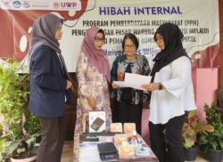 Akademisi dan Mahasiswa Dampingi UMKM Kuliner, Warung Bu Susi Kini Go Digital Omzet Langsung Naik