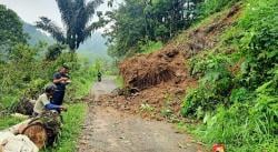 Tebing Longsor Timbun Jalan Penghubung Cilebak–Ciwaru, Akses Lalu Lintas Sempat Lumpuh