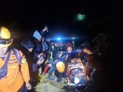 Tim Sar Evakuasi Enam Remaja Terjebak di Hutan