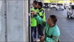 Driver Ojol di Makassar Bersihkan Coretan Vandalisme Peninggalan Demonstran