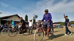 Balap Sepeda Antik Bronjong Sebelah, Tradisi Unik Warga Pranan di Festival Jambu