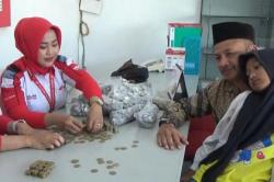 Bikin Ngakak! 8 Pegawai Dealer Dikerahkan Hitung 4 Karung Koin Bocah SD yang Mau Beli Motor