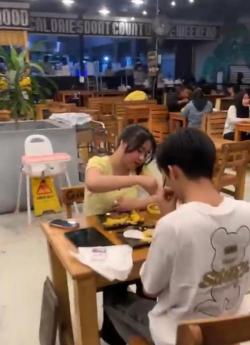 Wanita Hamil Labrak Selingkuhan, Pengunjung Bingung Mau Nonton atau Makan Mie