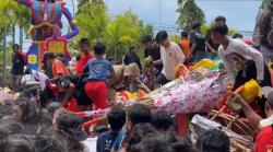 Meriah! Ratusan Warga Bojonegoro Berebut Gunungan Sesaji di Klenteng Hok Swie Bio