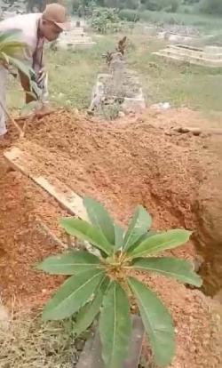 BREAKING NEWS: Makam Mbah Taryuni di Lampung Tengah Dibongkar Orang Tak Dikenal
