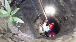 Selamatkan Kucing, Petugas Damkar Tuban Masuk ke Dalam Sumur Sedalam 20 Meter
