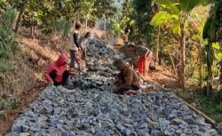 Akses Warga Makin Lancar, Desa Batulawang Perbaiki Jalan Utama dengan Perkerasan