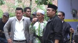 Sambil Bersholawat , Santri Dan Warga Tolak Eksekusi Rumah Seorang Kyai Di Semarang