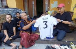 Jay Idzes Berikan Jersey untuk Keluarga Suporter Timnas yang Meninggal