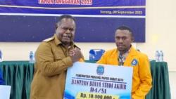 Gubernur Papua Barat Daya Dukung Generasi Muda, Serahkan Biaya Studi Akhir ke 318 Mahasiswa